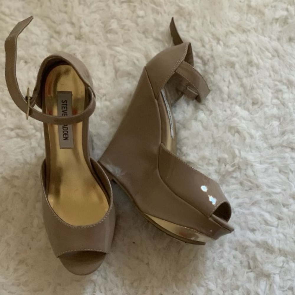 Steve Madden 
Size 6.5 
Color: Taupe Patent Leather 😍